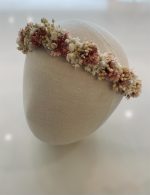Corona bebé blanca con rosa - Imagen 2