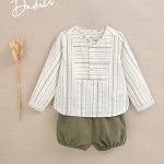 Conjunto de bebé con camisa de rayas y short verde bombacho