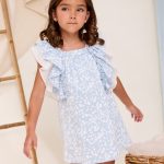 Vestido de niña azul de flores con volante en mangas