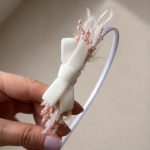 Diadema lazo Velvet blanco y plumas